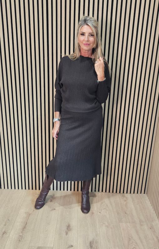Two-Piece Ribbed Knit Jumper and Skirt Set – Chocolate