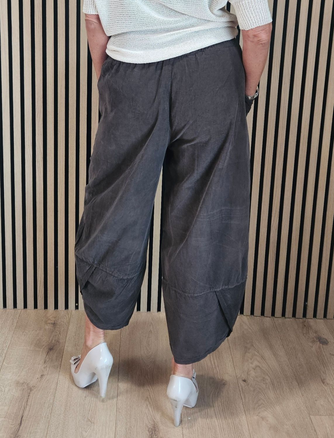 Needlecord Barrel-Leg Trousers – Chocolate
