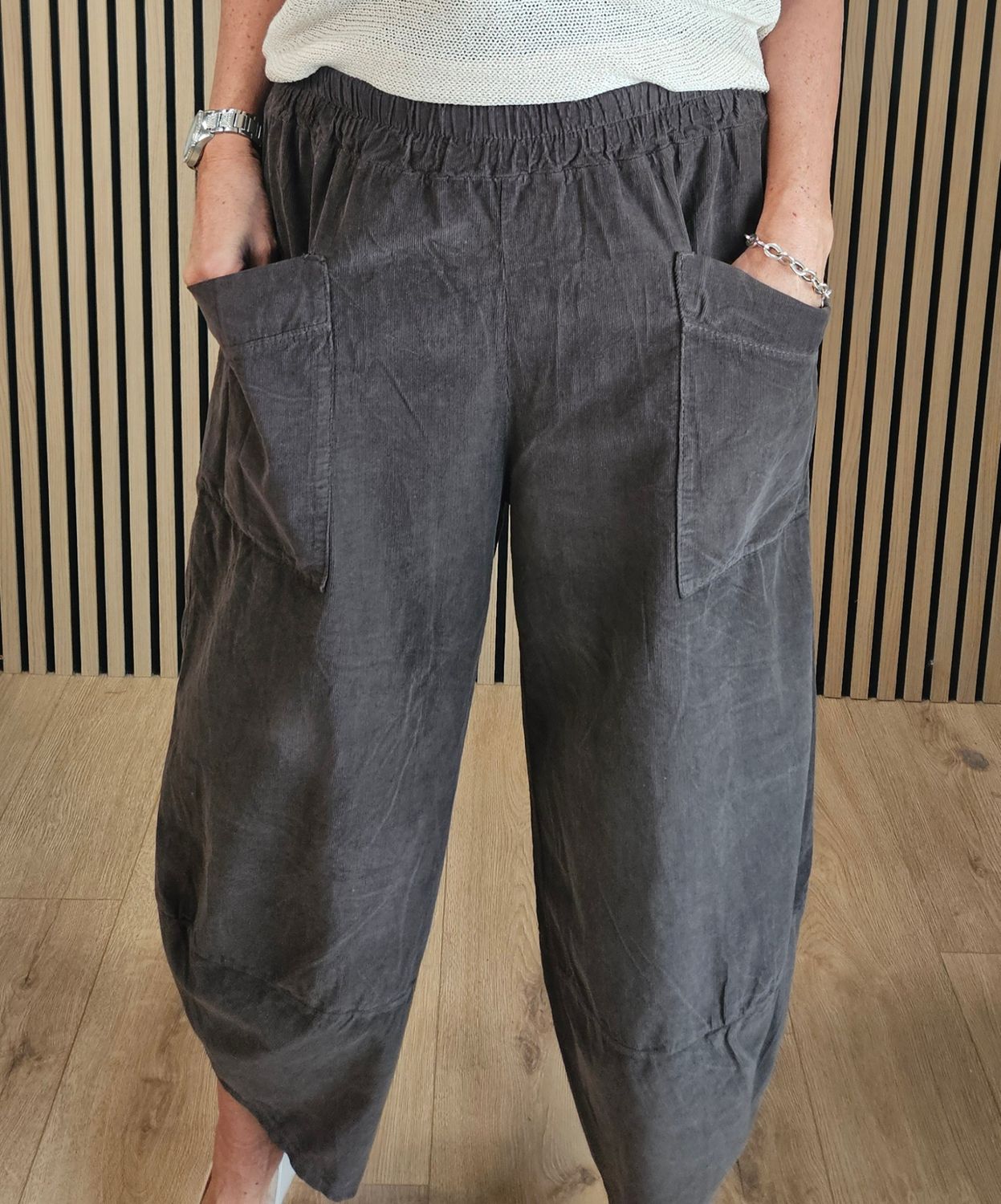 Needlecord Barrel-Leg Trousers – Chocolate