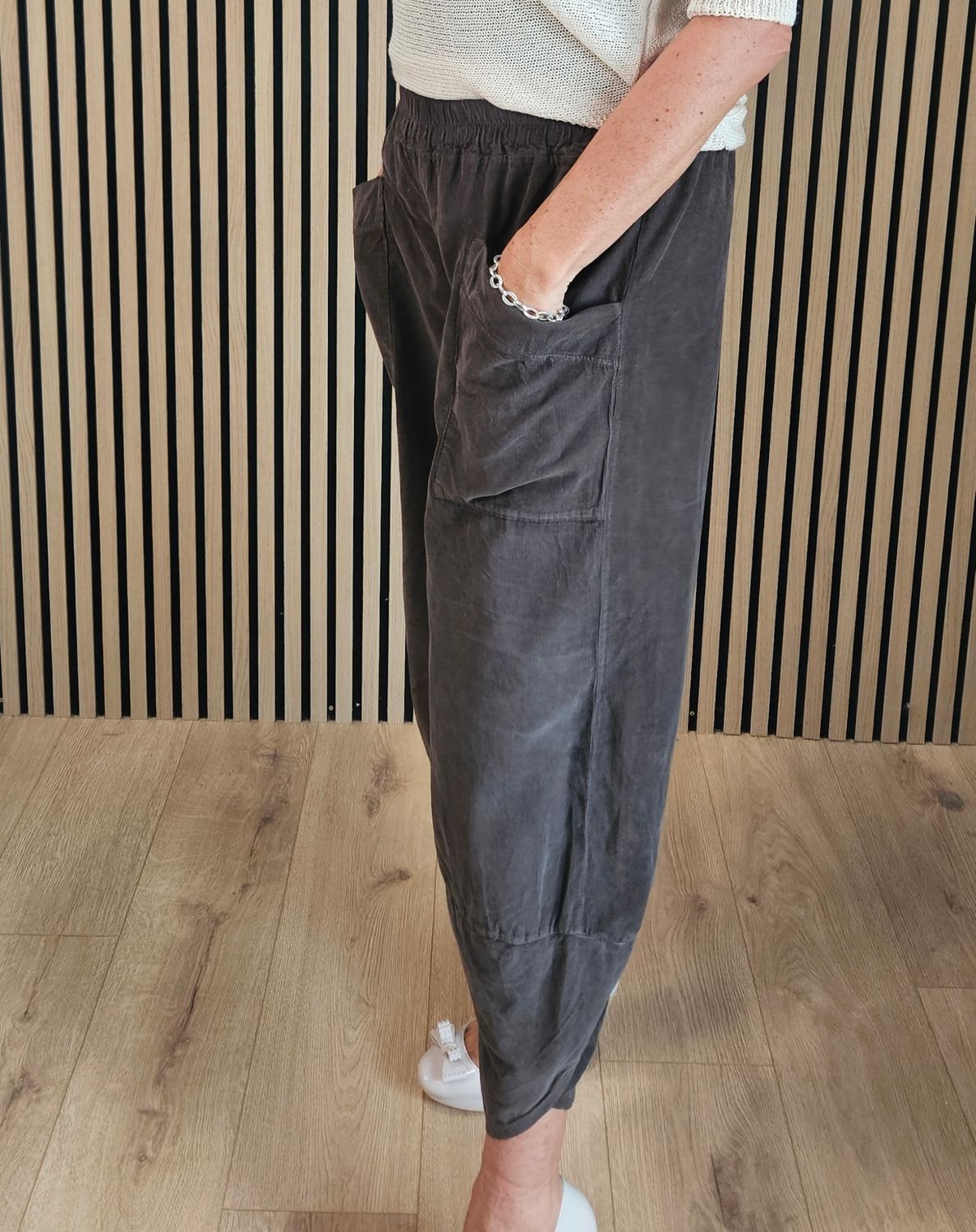 Needlecord Barrel-Leg Trousers – Chocolate