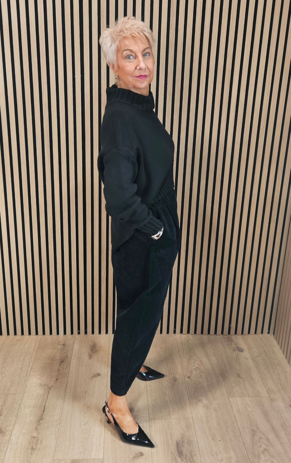 Cord Barrel-Leg Trousers - Black