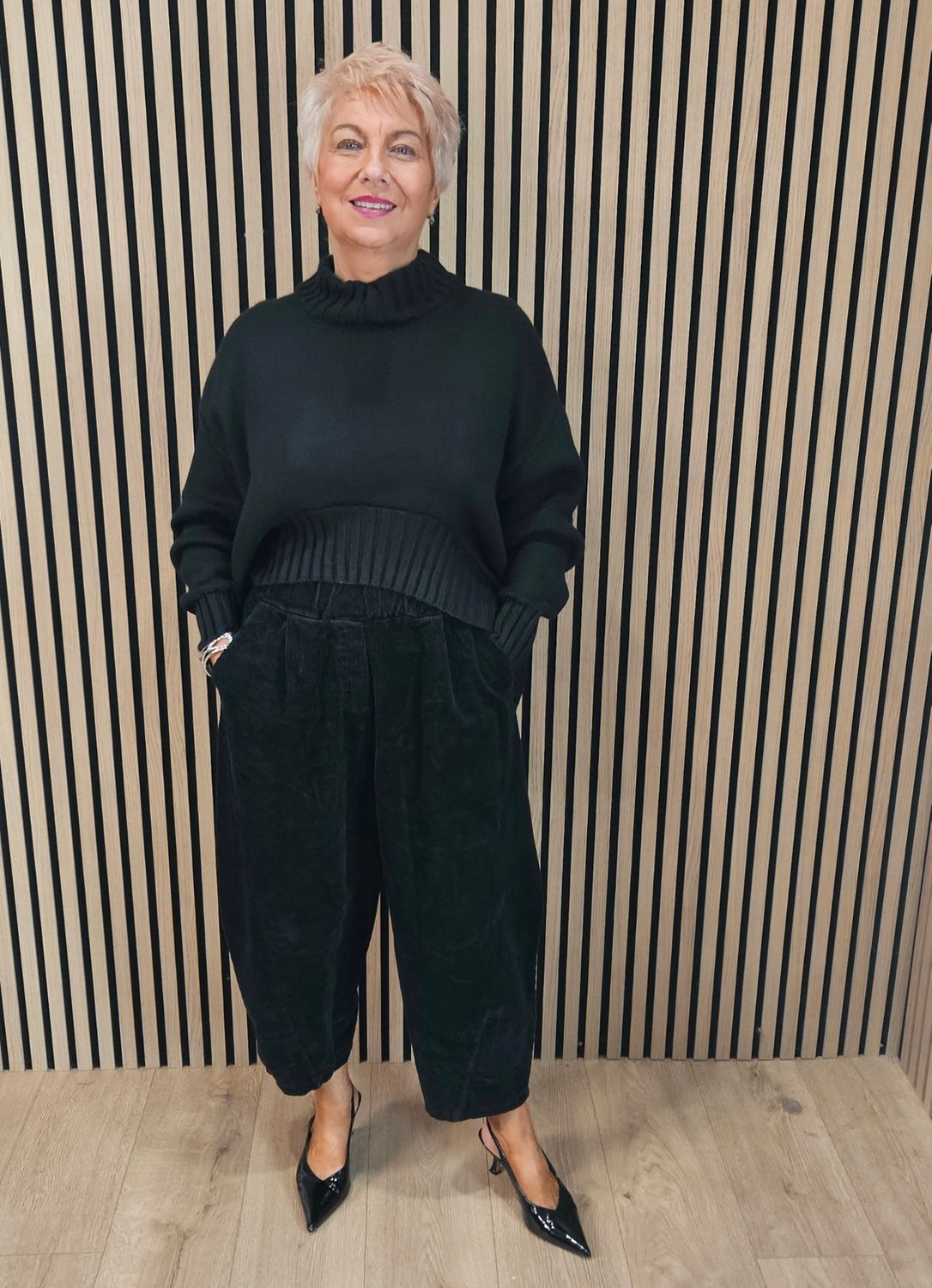 Cord Barrel-Leg Trousers - Black