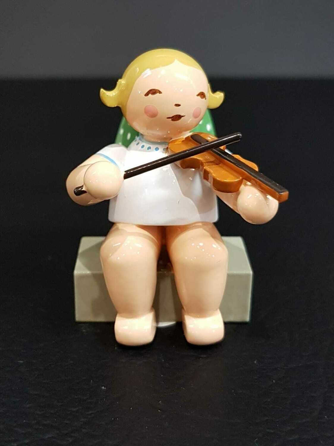 Engel mit Geige, sitzend, Wendt & Kühn