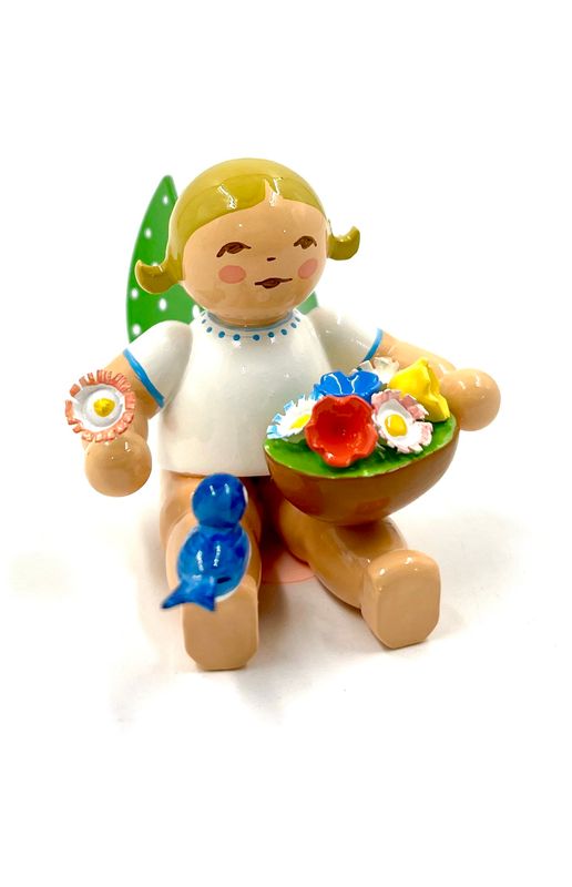 Wendt & Kühn Engel mit Blumenschale und blauem Vögelchen Dieser bezaubernde sitzende Engel aus der traditionsreichen Manufaktur Wendt & Kühn in Grünhainichen vereint handwerkliche Perfektion und lieb Wendt & Kühn Engel mit Blumenschale und blauem Vögelchen Dieser bezaubernde sitzende Engel aus der traditionsreichen Manufaktur Wendt & Kühn in Grünhainichen vereint handwerkliche Perfektion und lieb