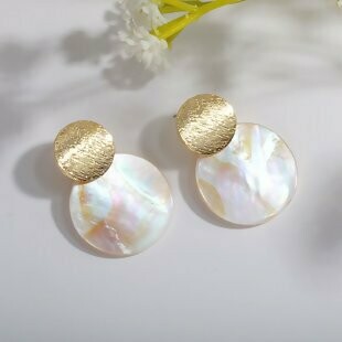 Round shell off white earrings