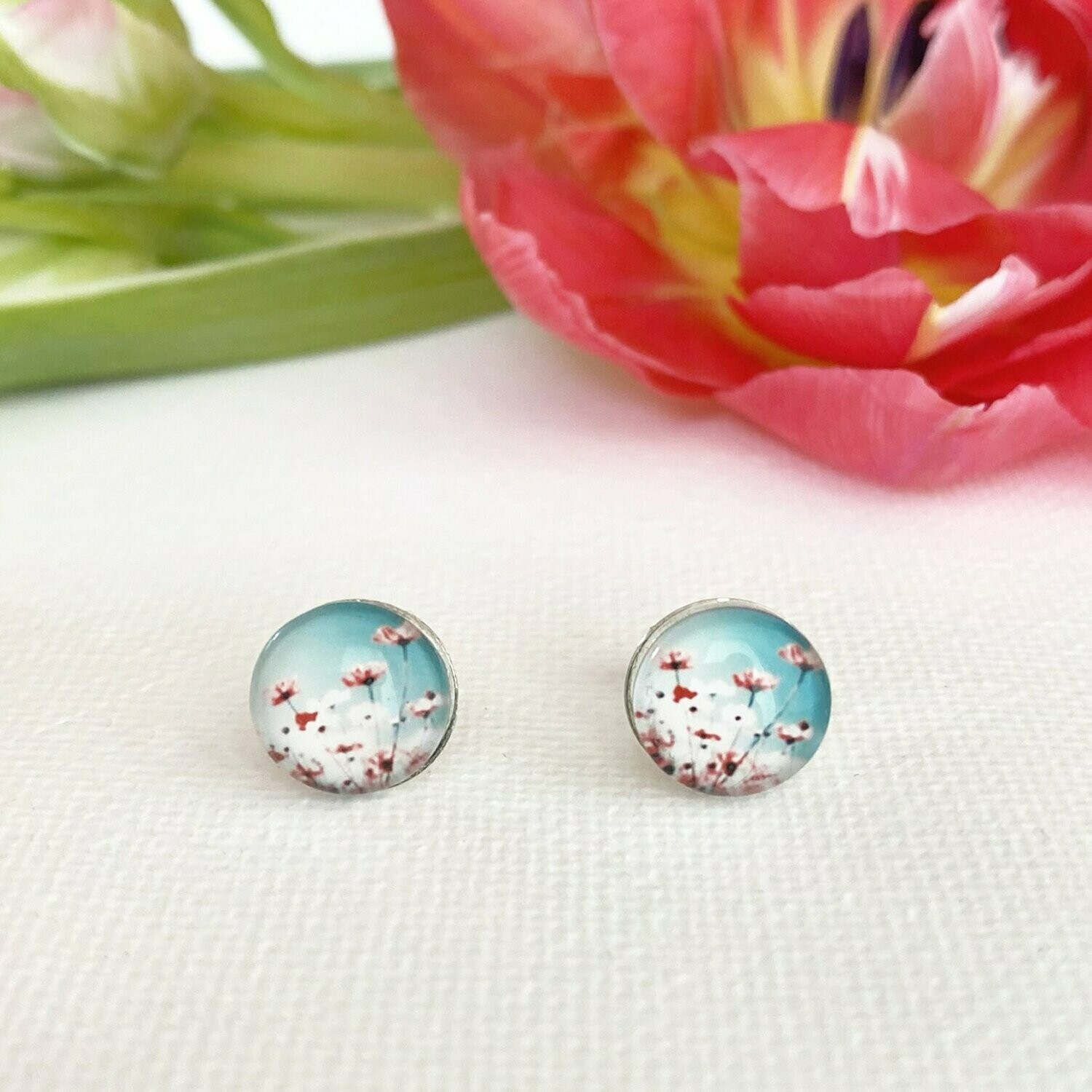 Cabochon Ohrringe mit Blumen, weiße rote Blüten, 925 Silber