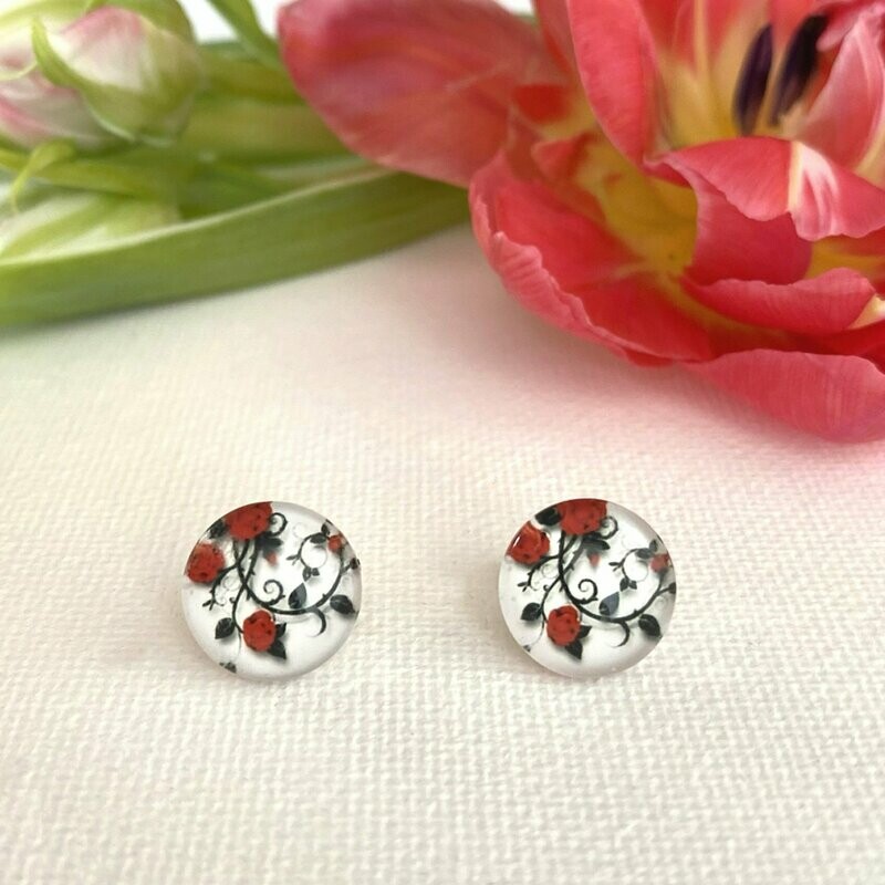 Rote Rosen Cabochon Ohrringe, Rosenranke Ohrstecker Rote Rosen Cabochon Ohrringe, Rosenranke Ohrstecker