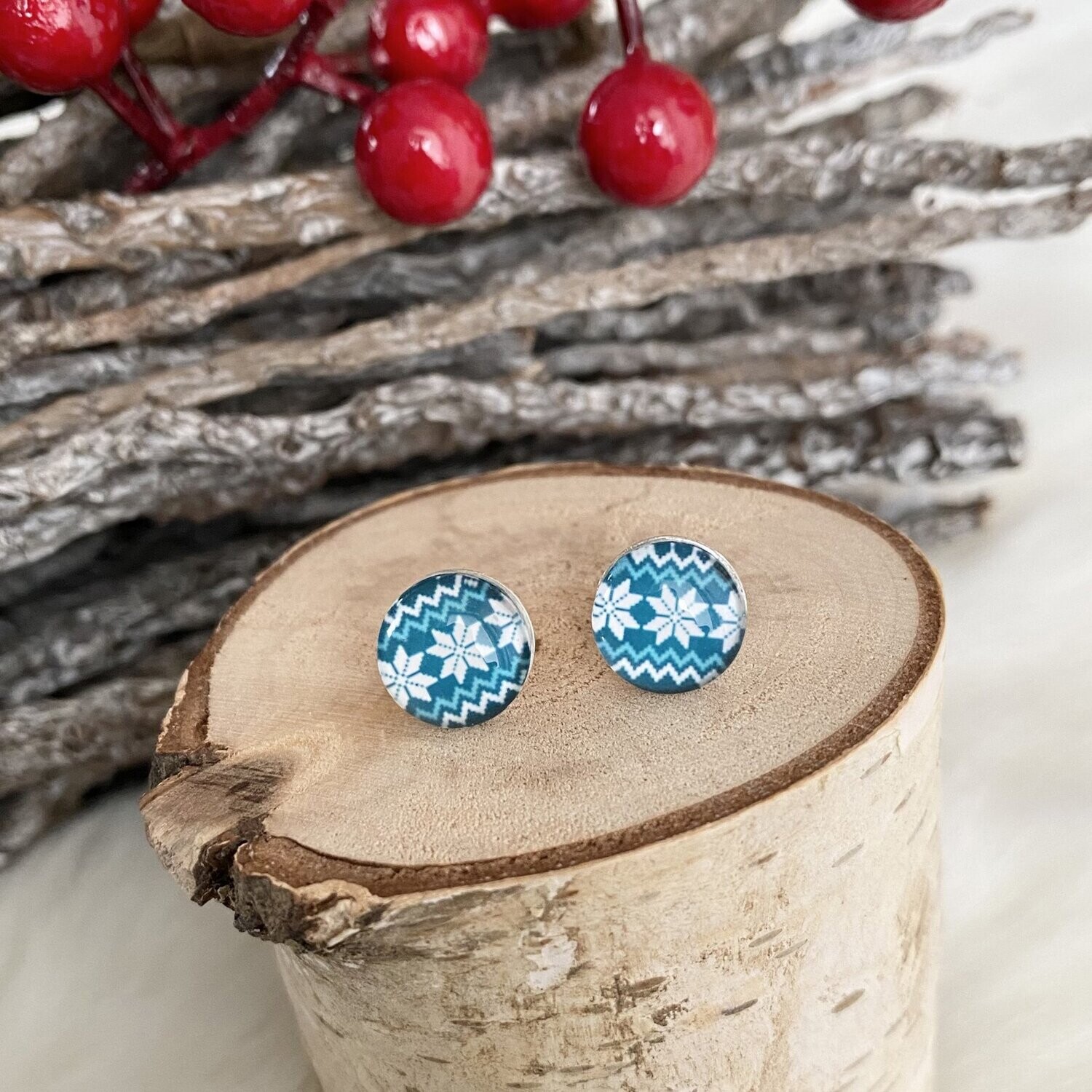 Strickmotiv und Schneeflocken Cabochon Ohrstecker in Blau