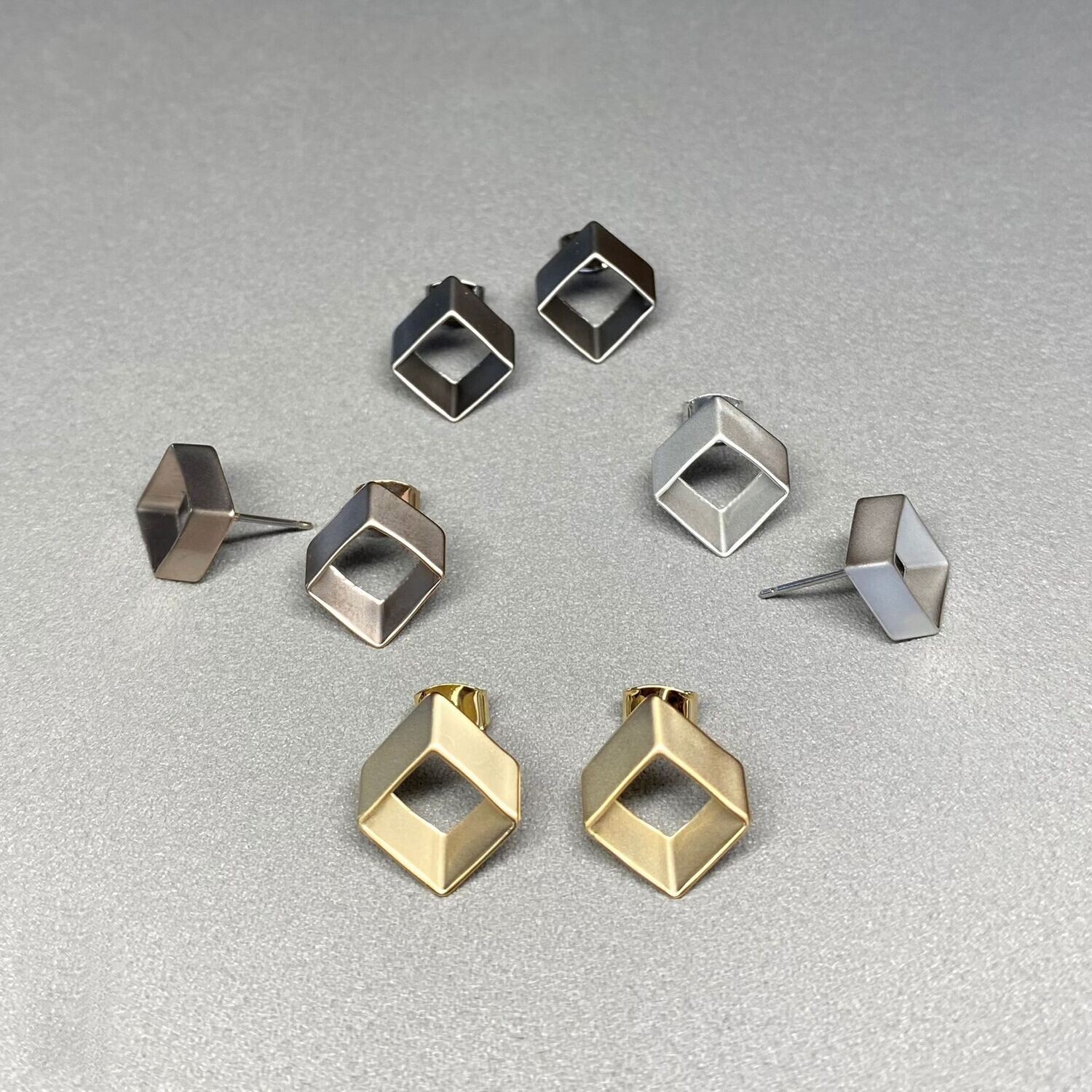 Geometrische Viereck Ohrstecker matt