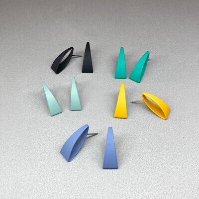 Farbige Dreieck Ohrringe in 3D Optik