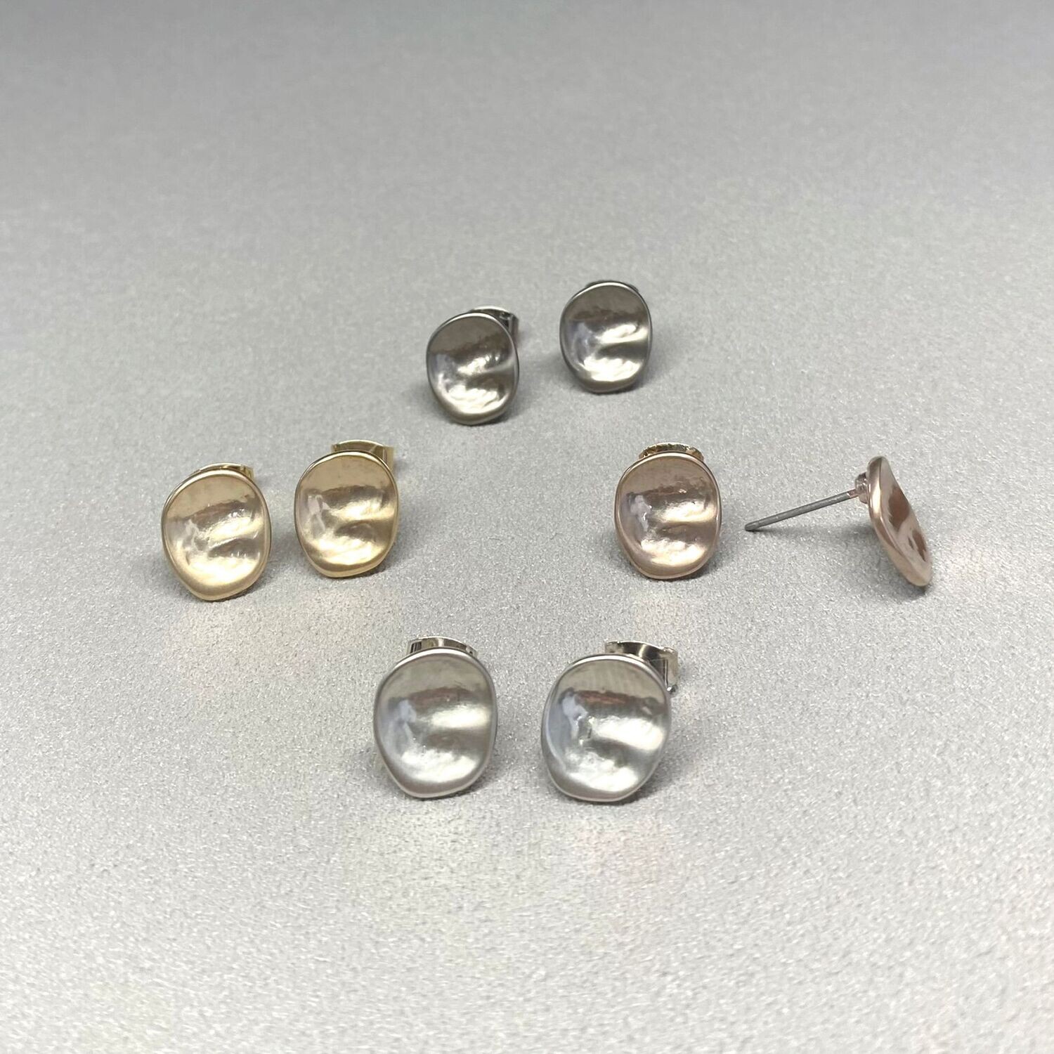 Gehämmerte Ohrstecker matt