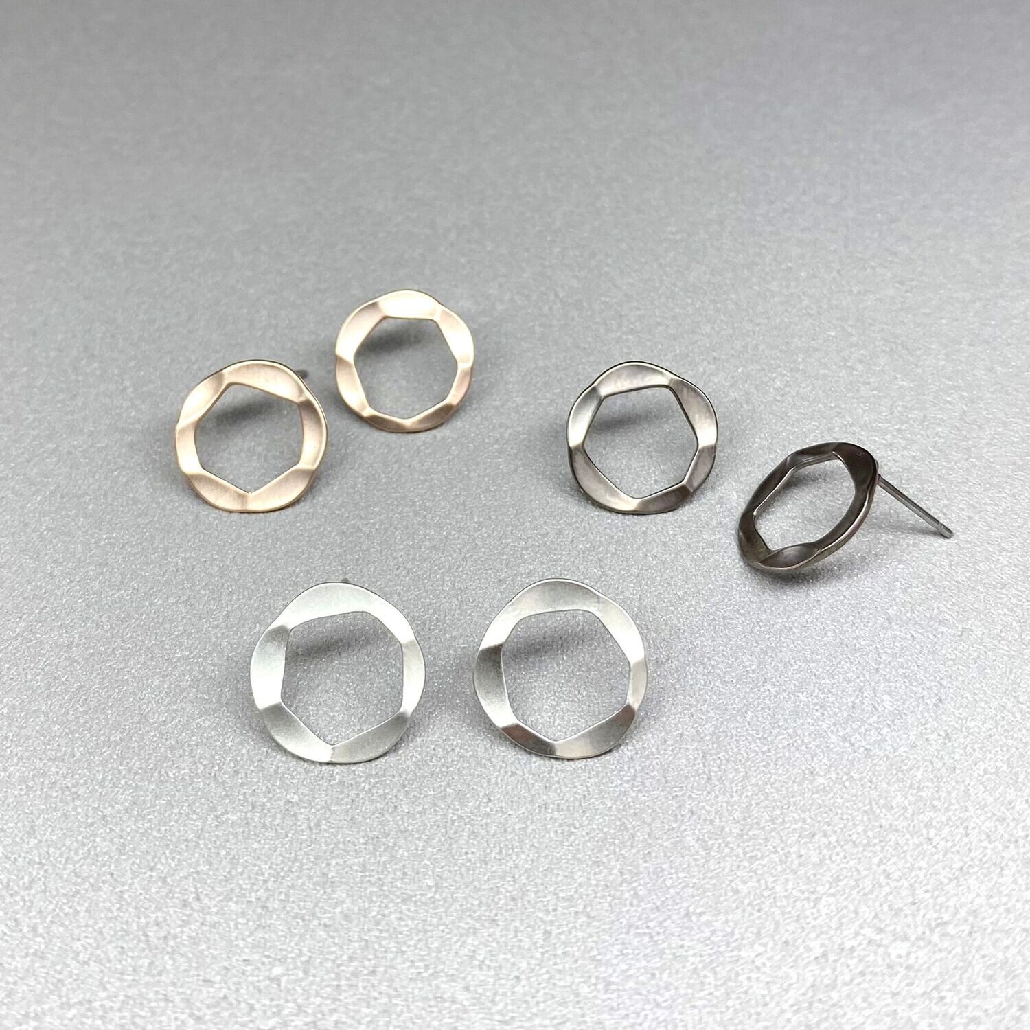 Kreis Ohrstecker in gehämmerter Optik