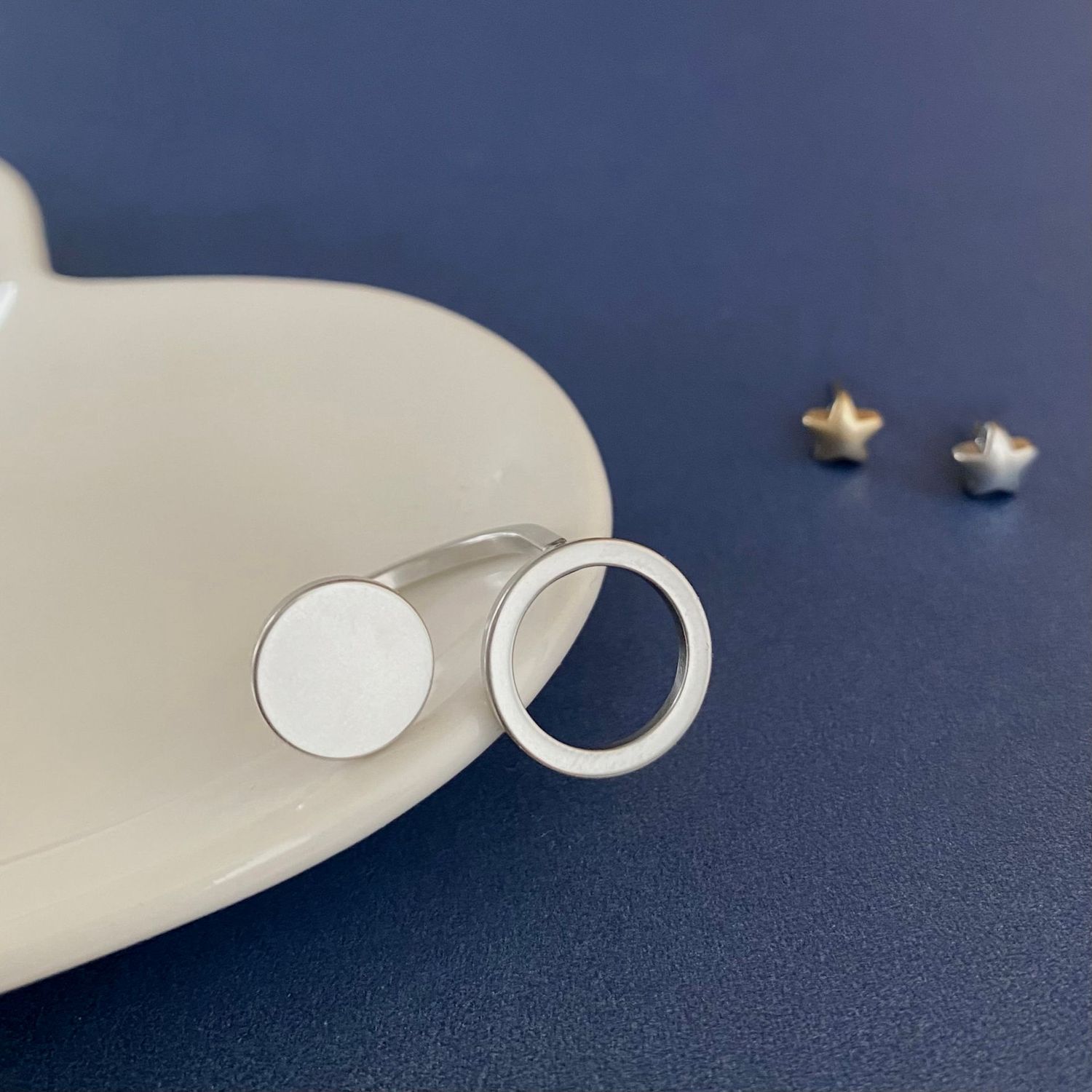 Geometrischer Ring mit Kreisen seidenmatt