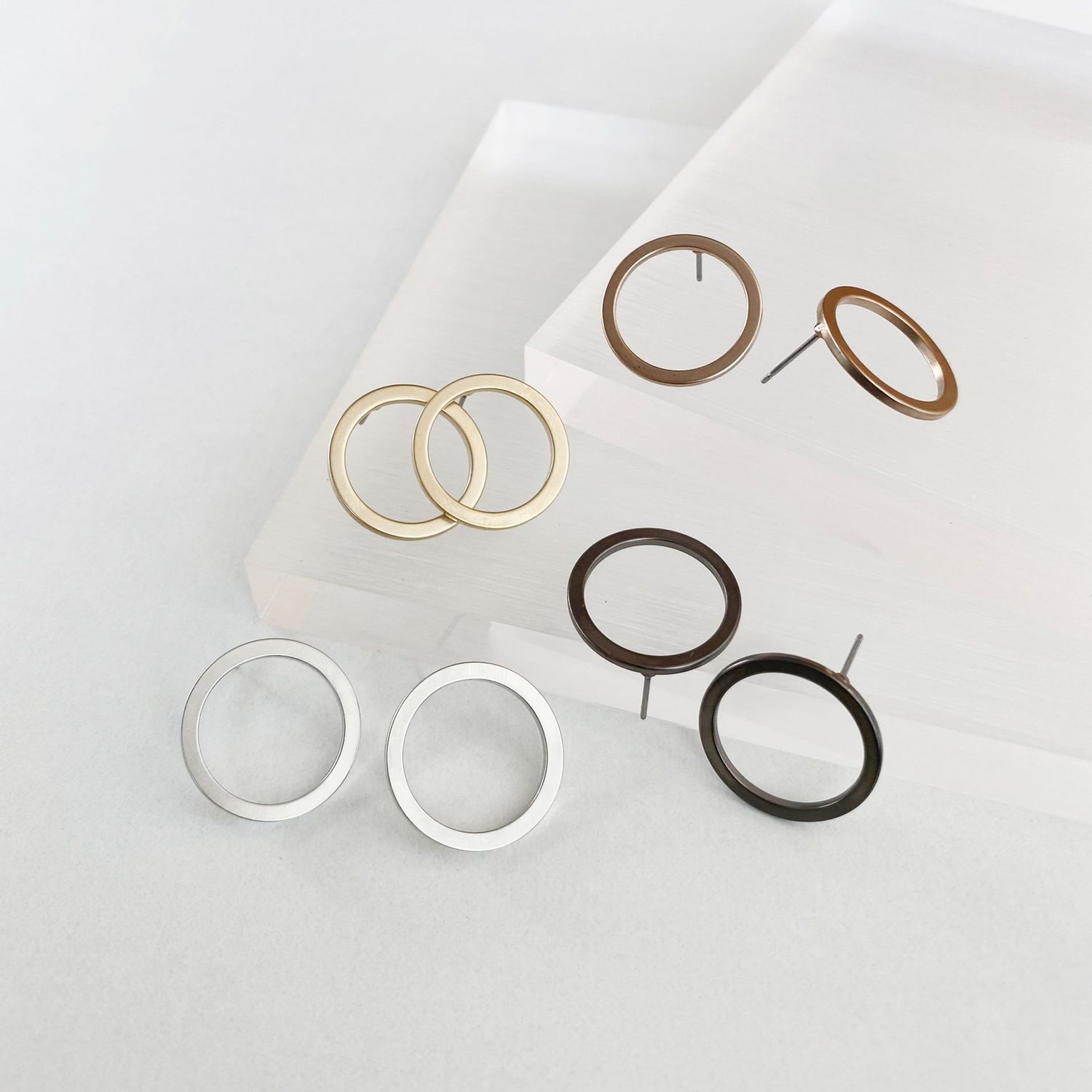 Minimalistische Kreis Ohrstecker matt