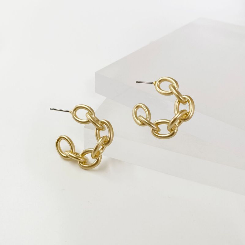 Goldene Creolen mit Kettengliedern Goldene Creolen mit Kettengliedern