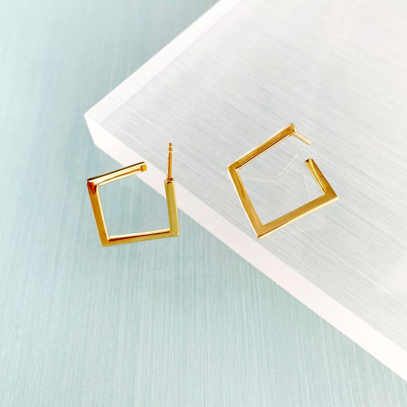 Goldene Quadrat Ohrringe aus vergoldetem 925 Sterling Silber 1 Paar Viereck Ohrstecker 15x15 mm, 3D Optik aus vergoldetem 925 Silber mit glänzender Oberfläche auf hellblauem Hintergrund.