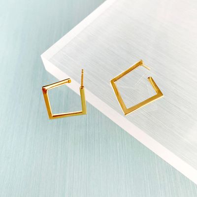 Goldene Quadrat Ohrringe aus vergoldetem 925 Sterling Silber 1 Paar Viereck Ohrstecker 15x15 mm, 3D Optik aus vergoldetem 925 Silber mit glänzender Oberfläche auf hellblauem Hintergrund.