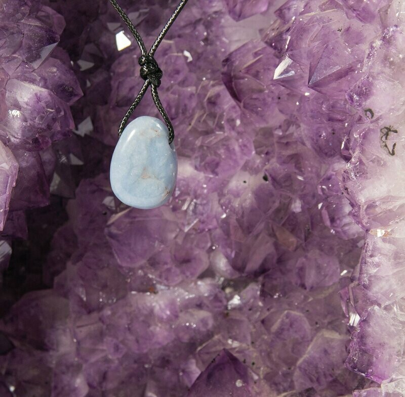 Chalcedon Tropfenform als Anhänger