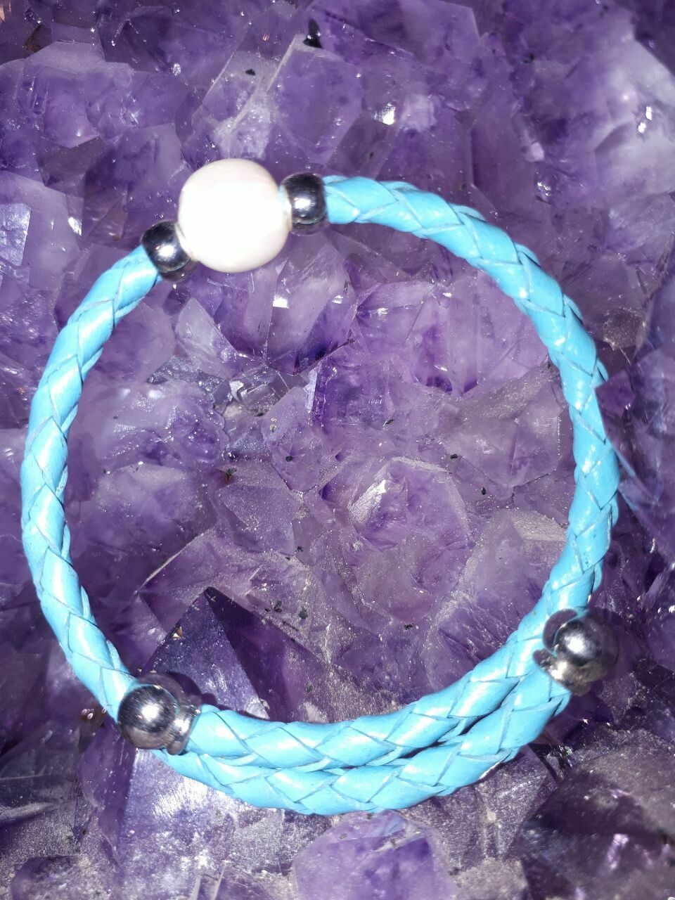 Lederarmband türkis geflochten mit einer Süßwasserperle cremeweiss