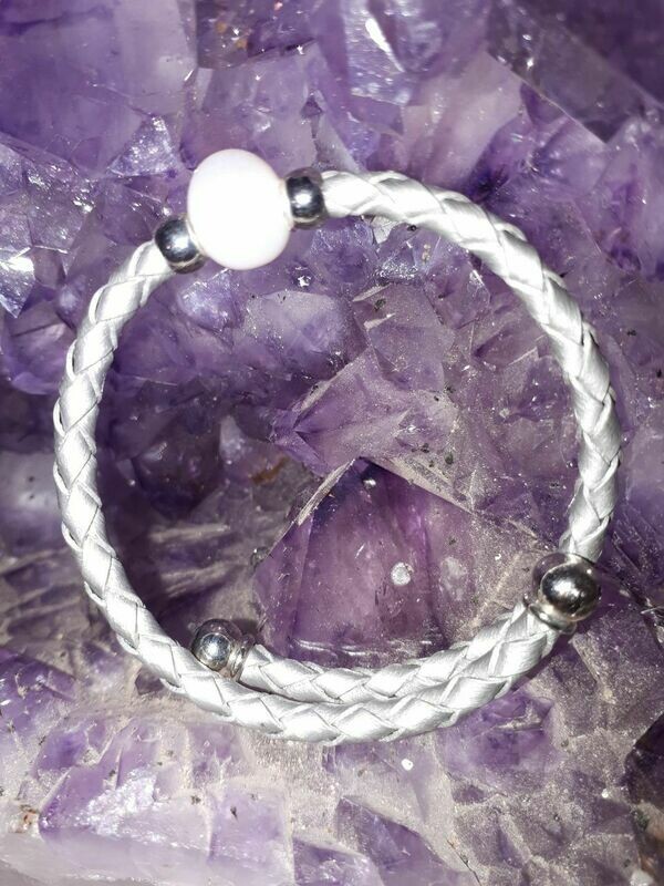 Lederarmband silber-grau geflochten mit einer Süßwasserperle cremeweiss