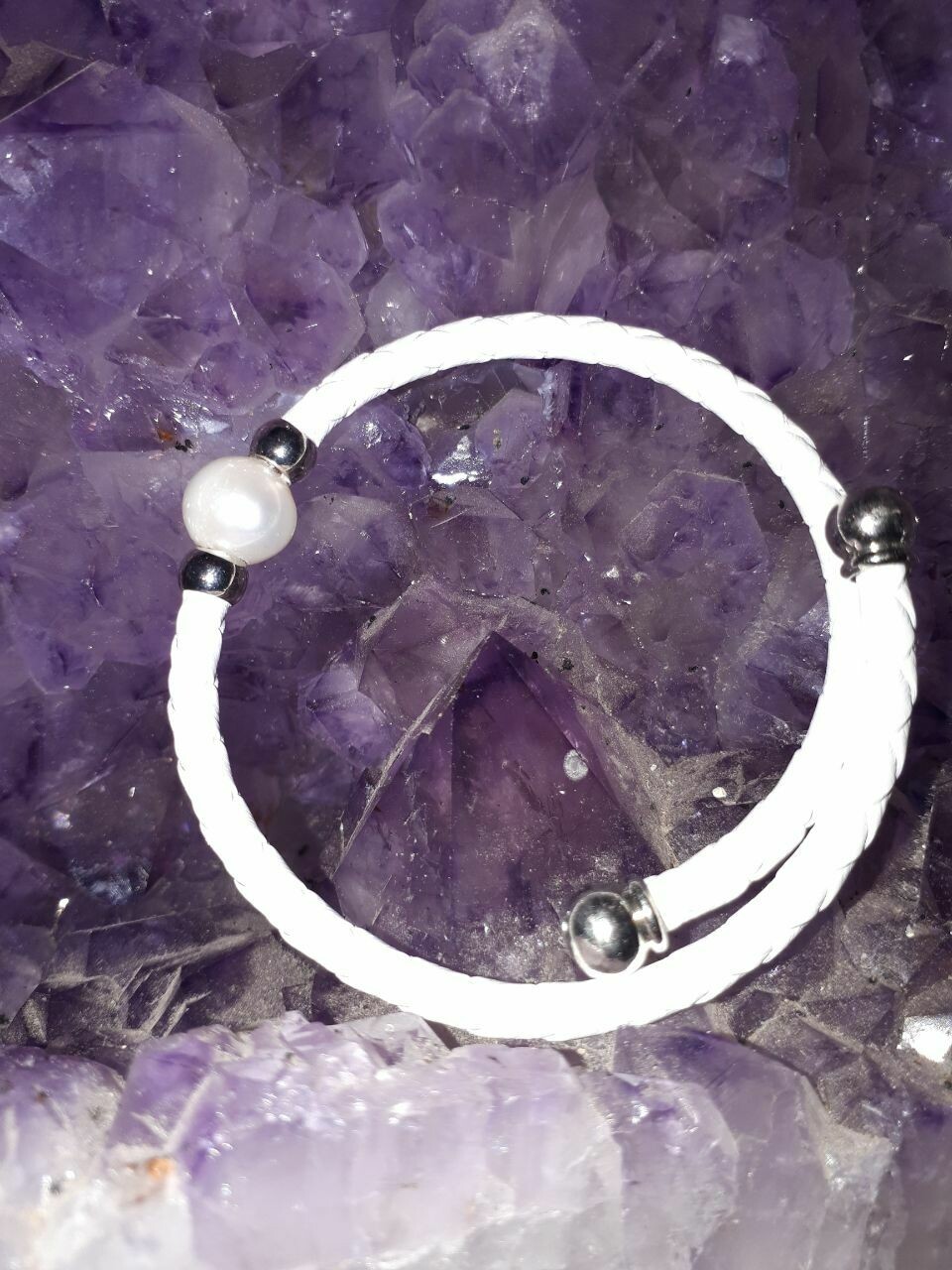 Lederarmband weiß geflochten mit einer Süßwasserperle cremeweiss
