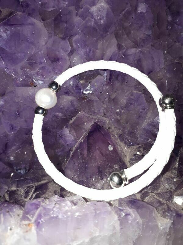 Lederarmband weiß geflochten mit einer Süßwasserperle cremeweiss