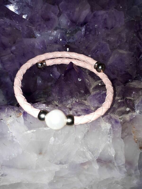 Lederarmband rosé geflochten mit einer Süßwasserperle cremeweiss