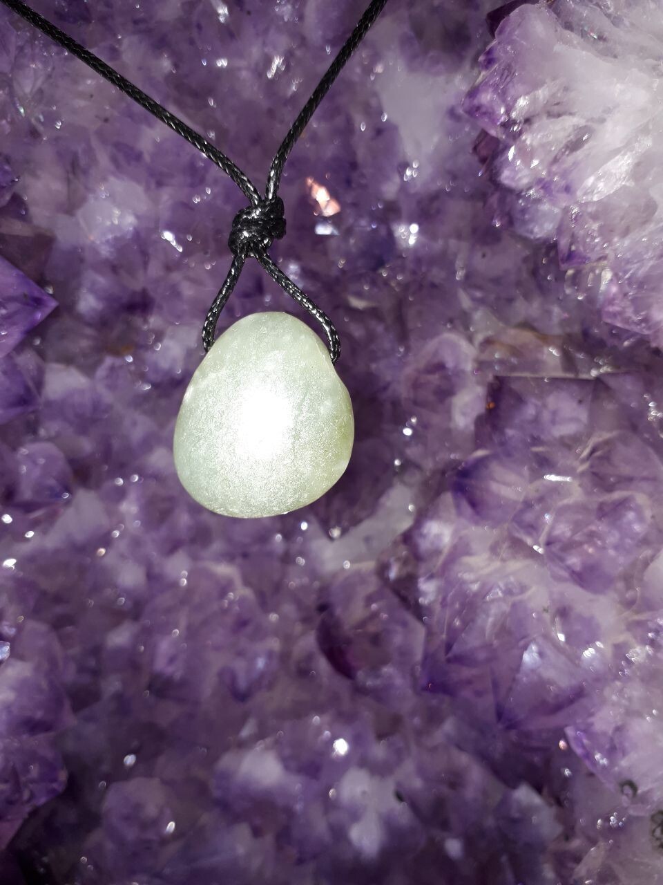 Serpentin Jade Tropfenform als Anhänger