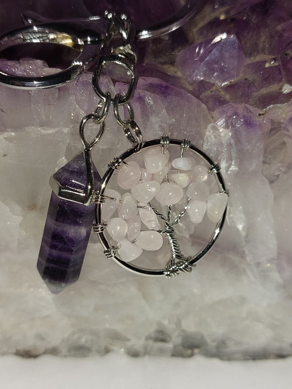 Edelstein Lebensbaum Schlüsselanhänger Rosenquarz mit Amethyst Spitze