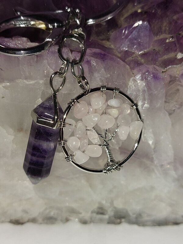 Edelstein Lebensbaum Schlüsselanhänger Rosenquarz mit Amethyst Spitze