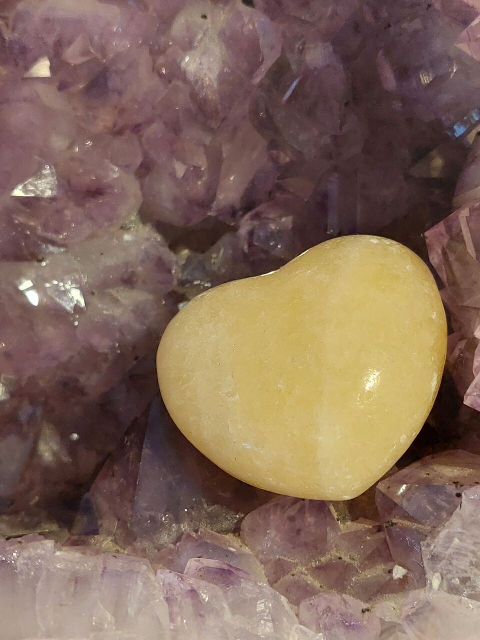 Gelber Calcit als Herz ungelocht