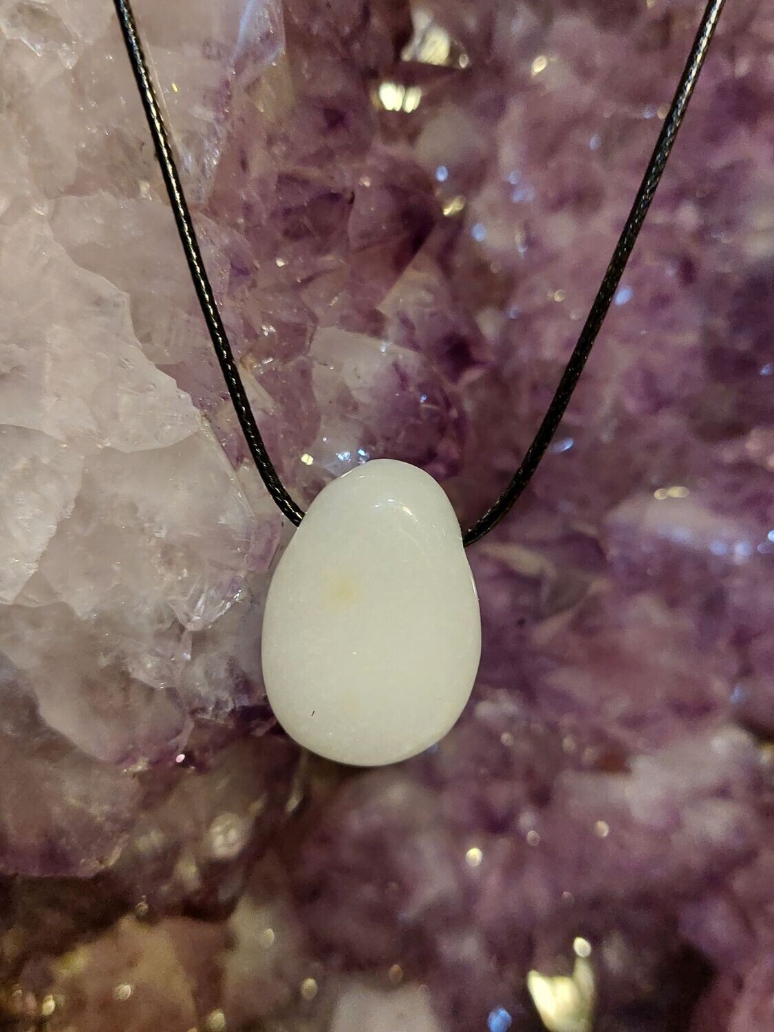 Weisse Jade Tropfenform als Anhänger