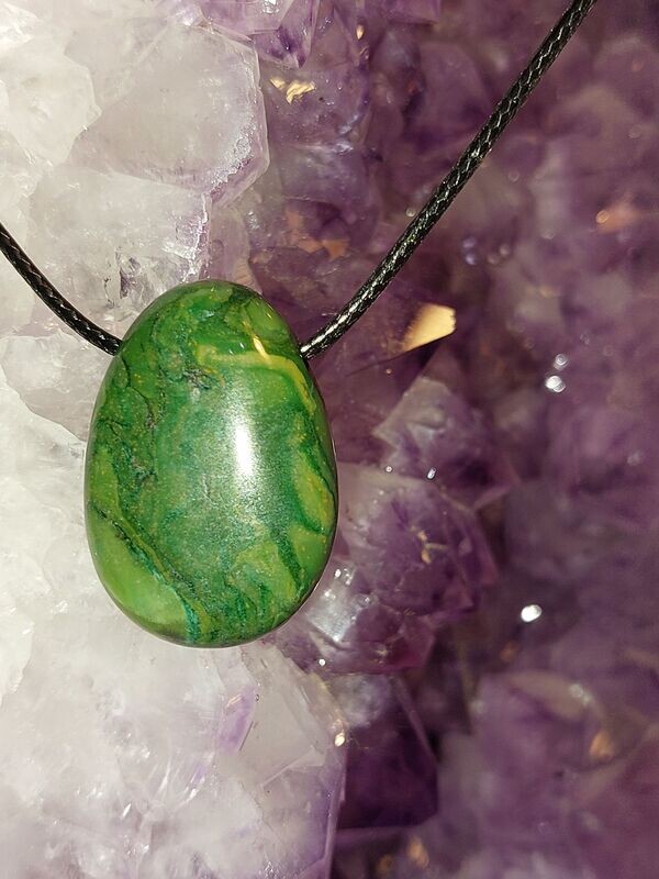 Nephrit-Jade Tropfenform als Anhänger