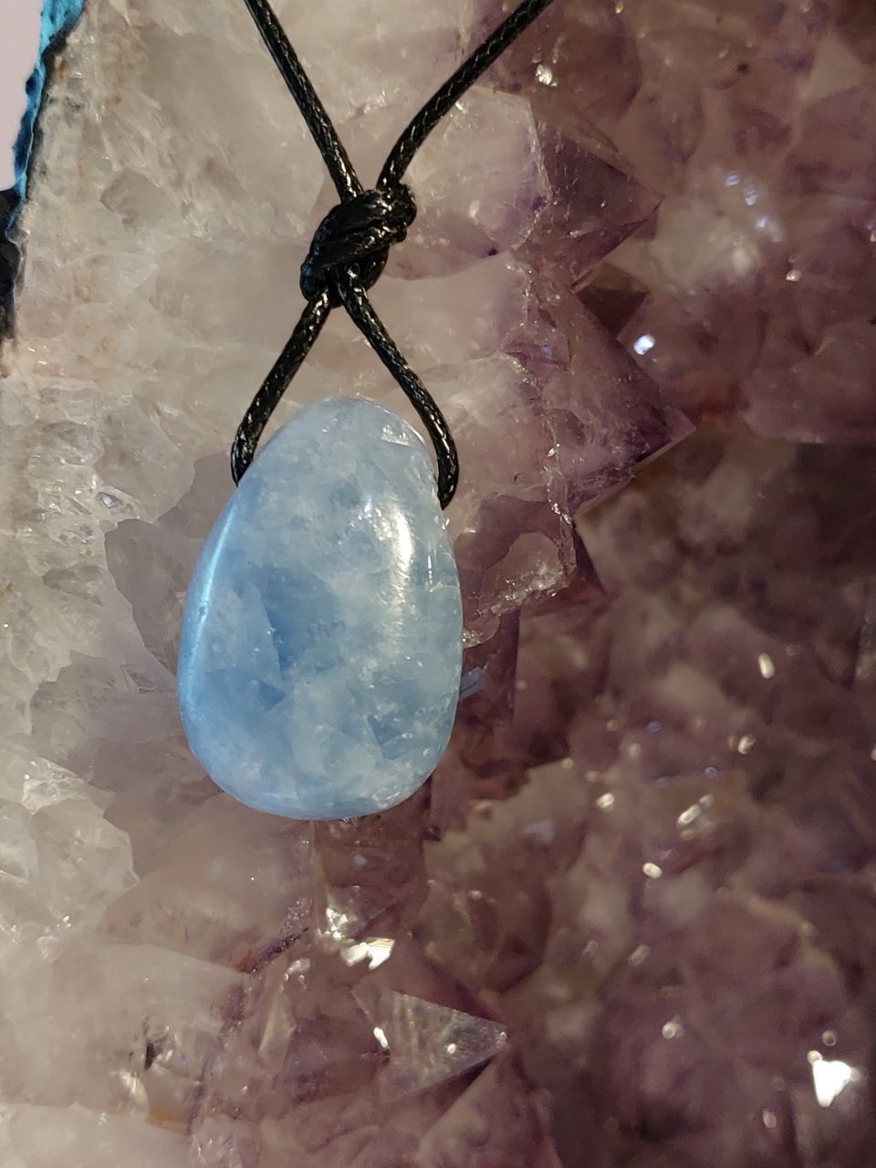 Blauer Calcit Tropfenform als Anhänger