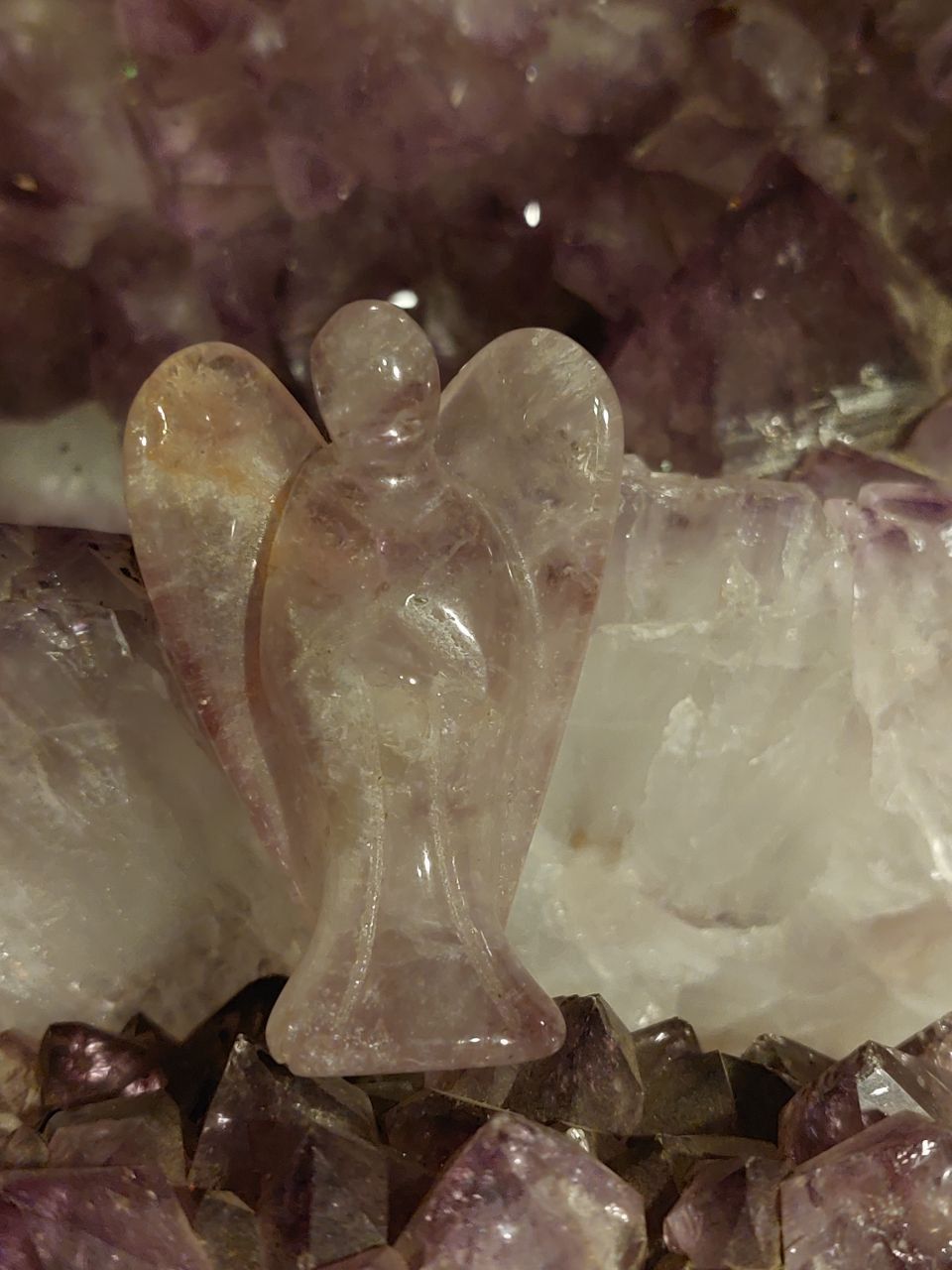 Amethyst Engel stehend mit Goldplättchen