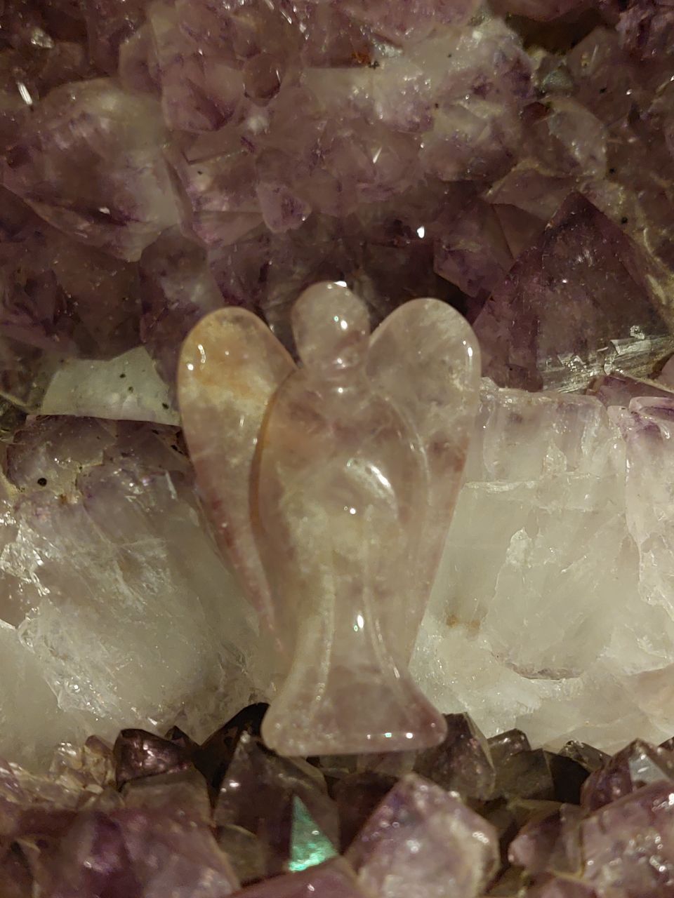 Amethyst Engel stehend mit Goldplättchen