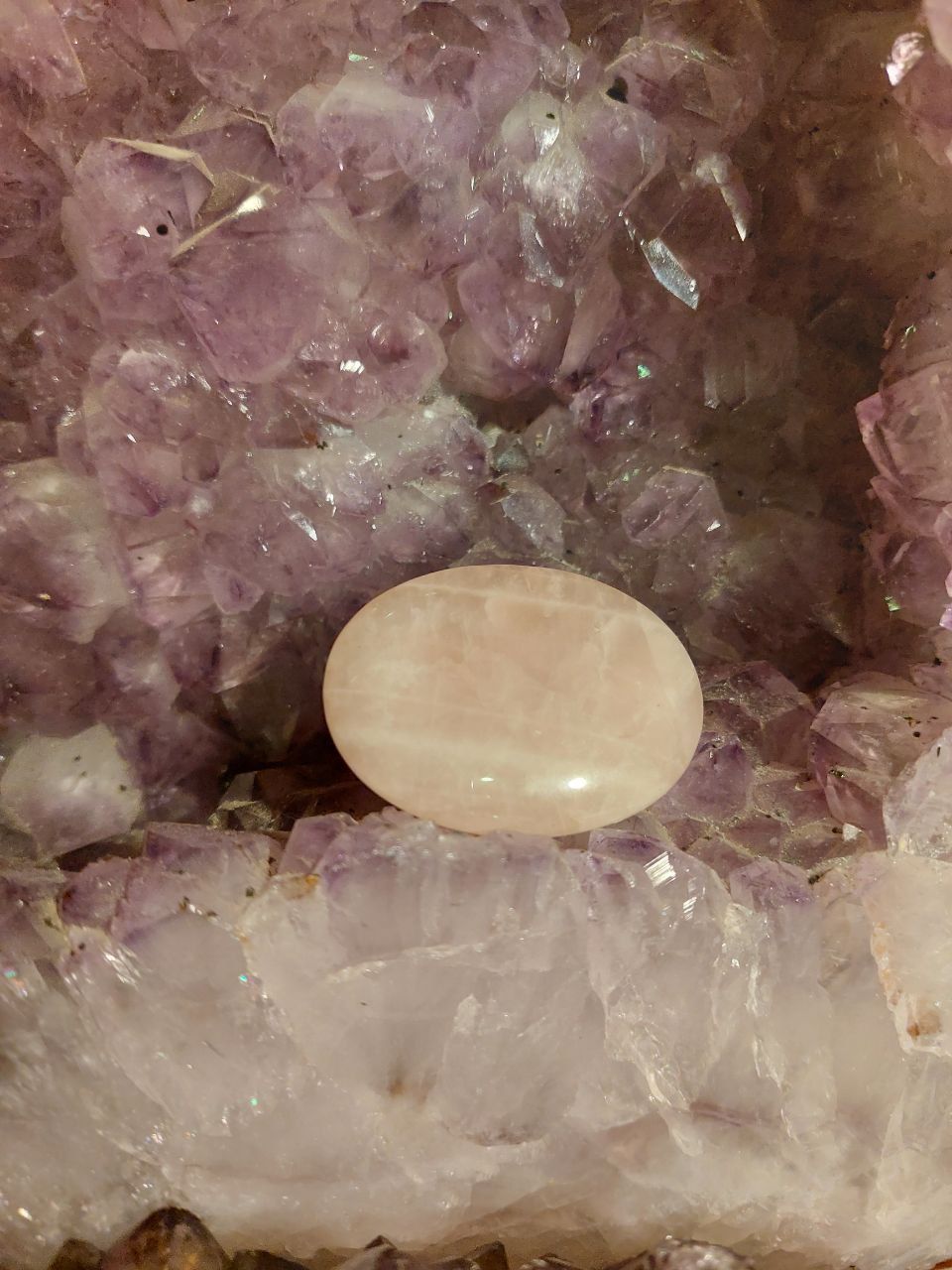 Rosenquarz für die Hand ungelocht