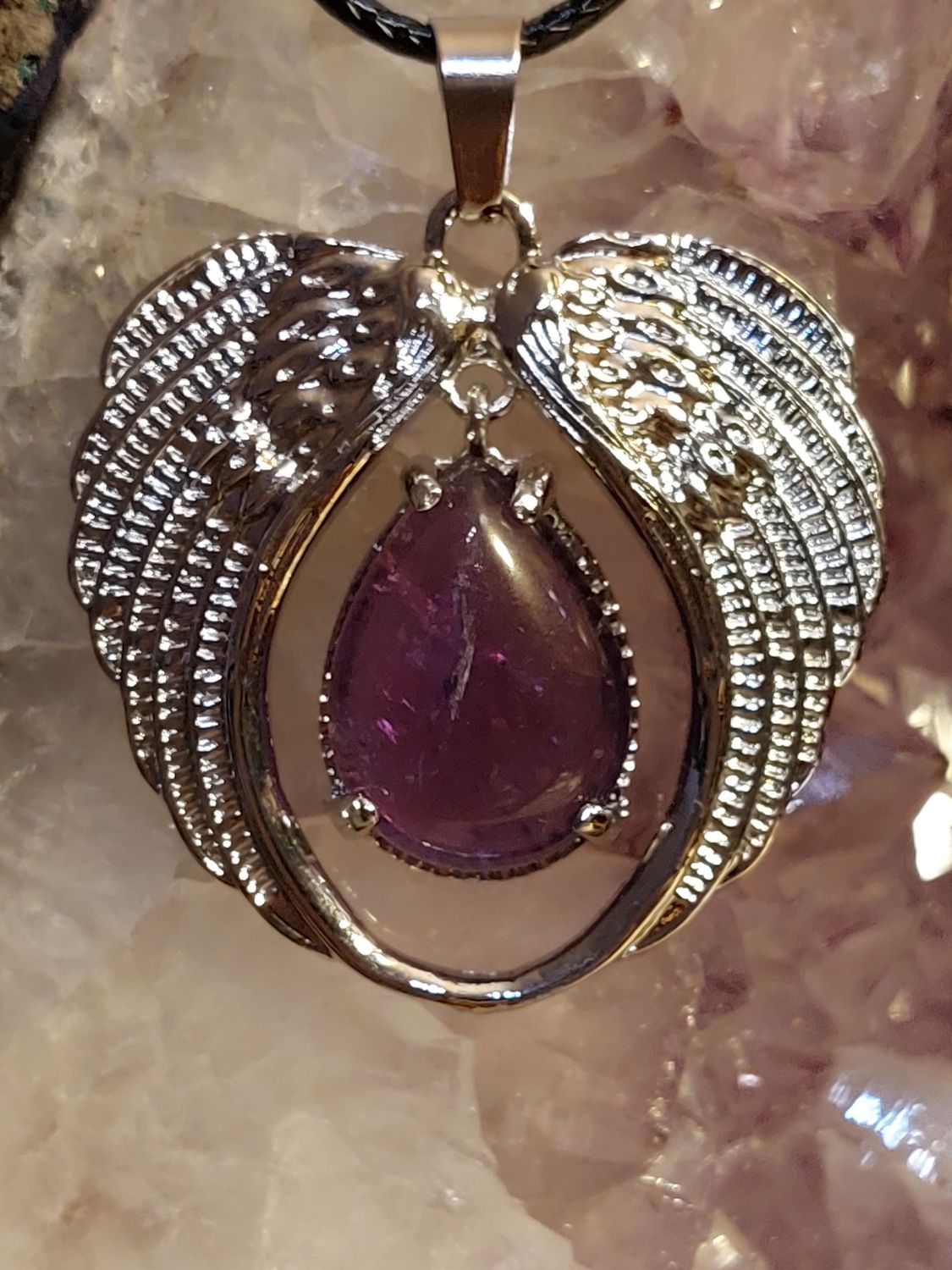 Amethyst mit Engelflügel als Anhänger