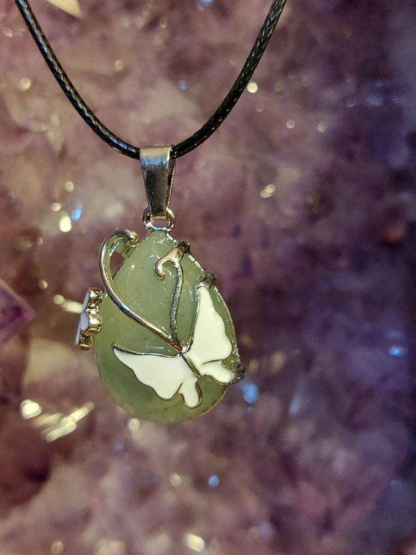 Jade mit Schmetterling als Anhänger