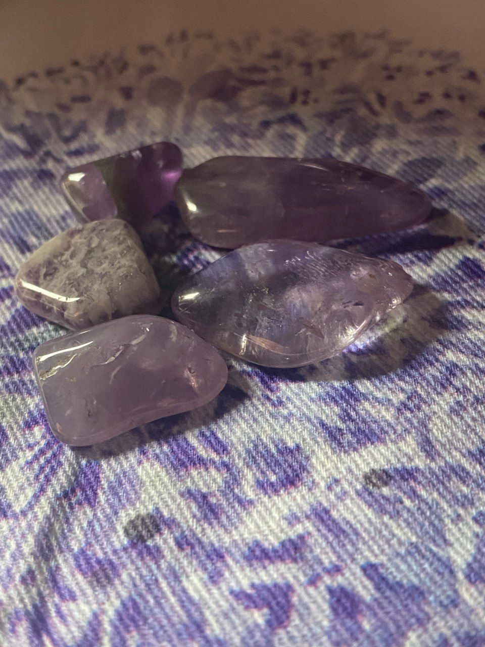 5 kleine Amethysten für schöne Haare