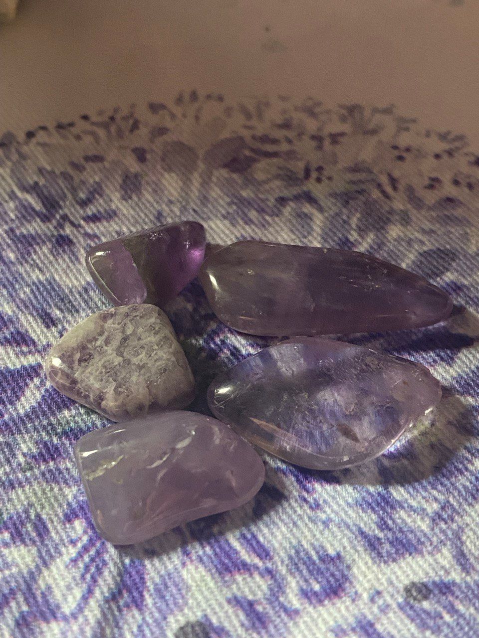 5 kleine Amethysten für schöne Haare