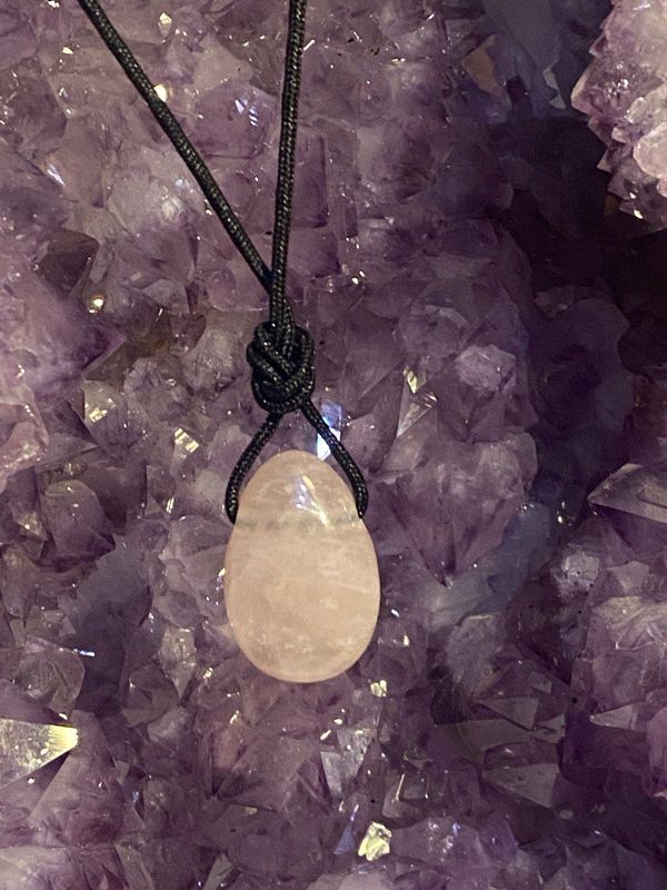 Rosenquarz Tropfenform als Anhänger (A-Qualität) Rosenquarz Tropfenform als Anhänger (A-Qualität)