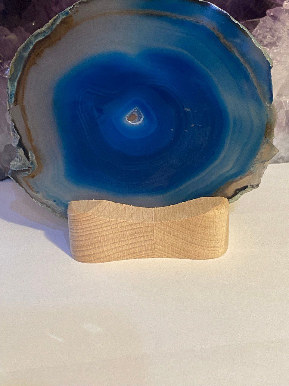 Achatscheiben-Teelicht blau mit auskristallisierendem Bergkristall Achatscheiben-Teelicht blau mit auskristallisierendem Bergkristall