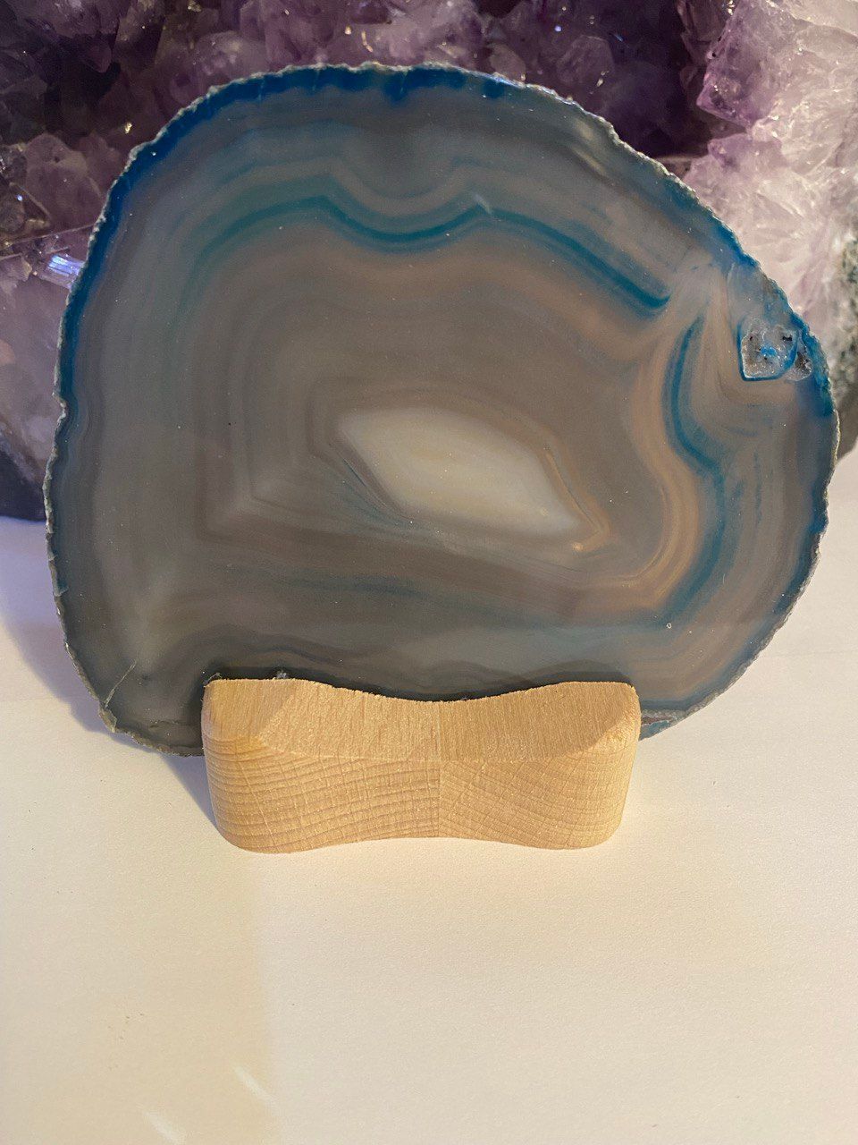 Achatscheiben-Teelicht blau mit auskristallisierendem Bergkristall Achatscheiben-Teelicht blau mit auskristallisierendem Bergkristall