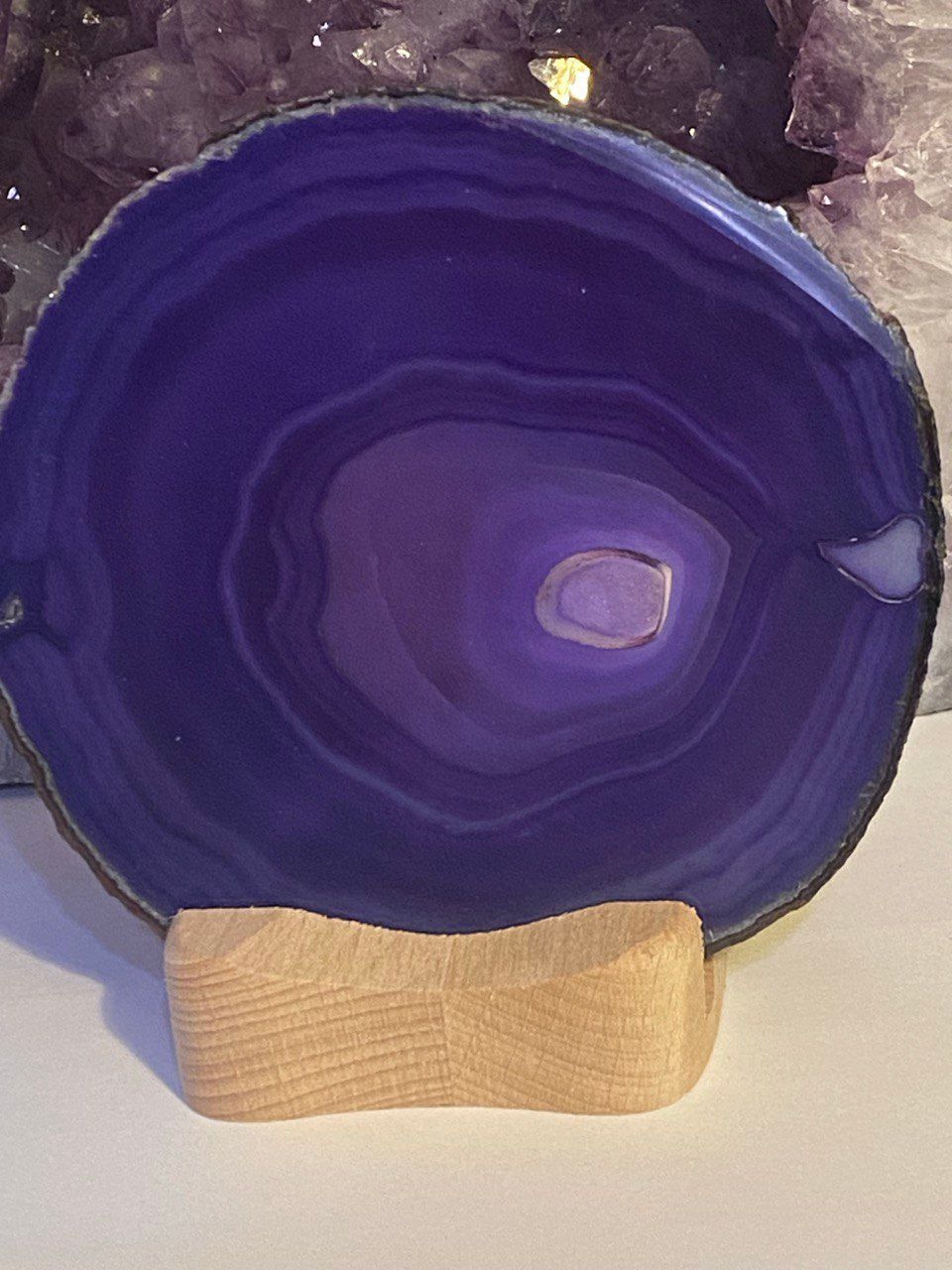 Achatscheiben-Teelicht blau mit auskristallisierendem Bergkristall Achatscheiben-Teelicht blau mit auskristallisierendem Bergkristall