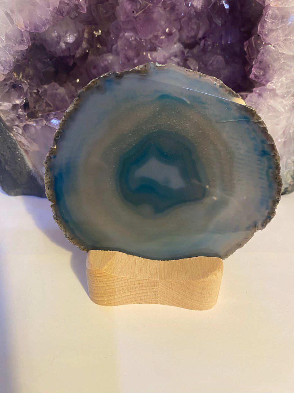 Achatscheiben-Teelicht blau mit auskristallisierendem Bergkristall Achatscheiben-Teelicht blau mit auskristallisierendem Bergkristall