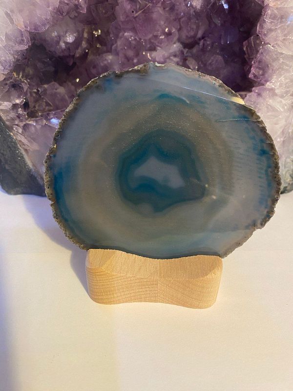 Achatscheiben-Teelicht blau mit auskristallisierendem Bergkristall Achatscheiben-Teelicht blau mit auskristallisierendem Bergkristall