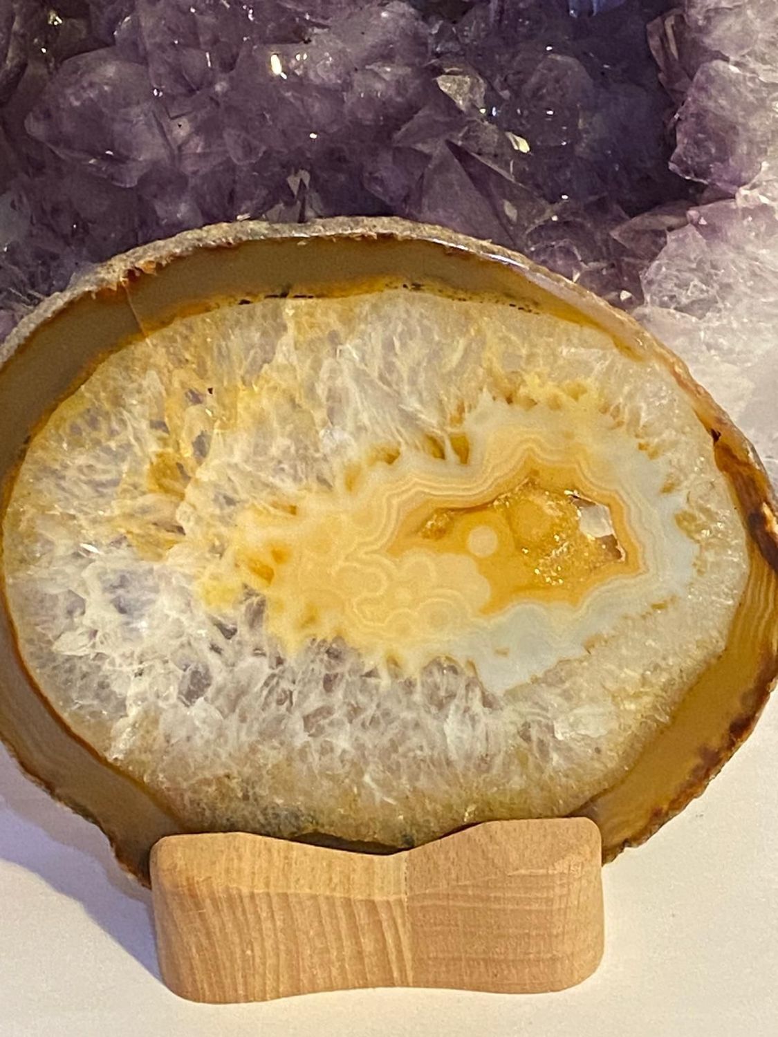 Achatscheiben-Teelicht gold-gelb mit auskristallisierendem Bergkristall Achatscheiben-Teelicht gold-gelb mit auskristallisierendem Bergkristall