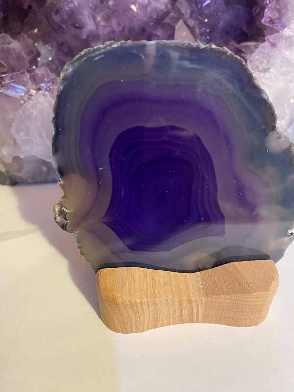 Achatscheiben-Teelicht lila mit auskristallisierendem Bergkristall Achatscheiben-Teelicht lila mit auskristallisierendem Bergkristall