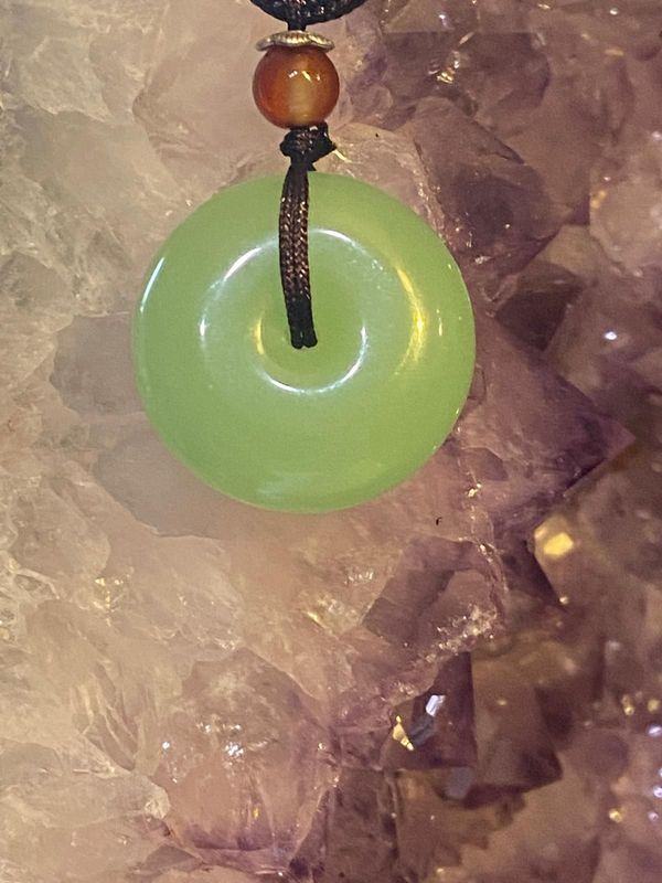 Jade Donut mit Carneol-Kugel als Anhänger (A++) Jade Donut mit Carneol-Kugel als Anhänger (A++)